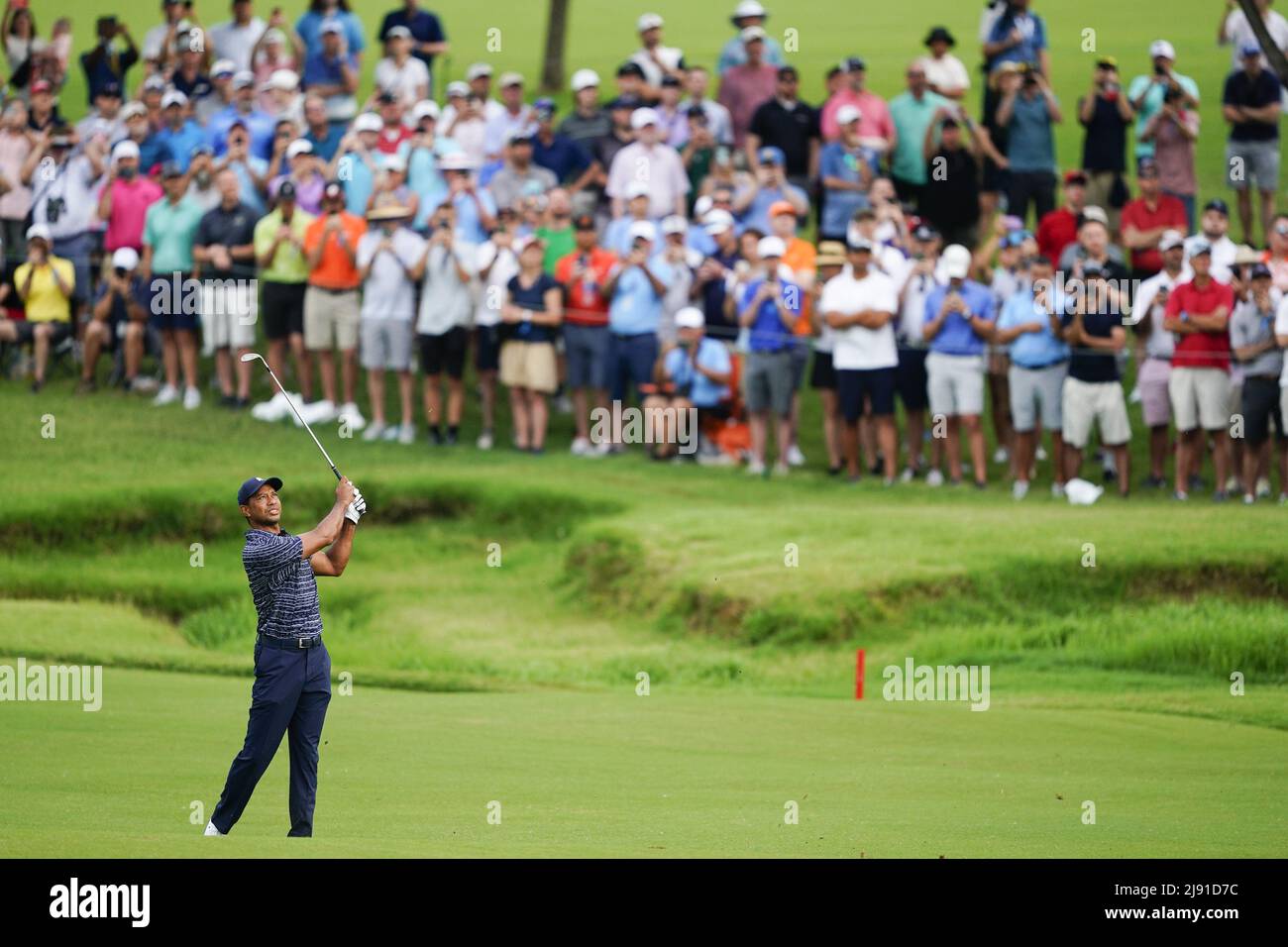Tulsa, États-Unis. 19th mai 2022. Tiger Woods joue le 10th trous lors du premier tour du PGA Championship au Southern Hills Country Club de Tulsa, Oklahoma, le jeudi 19 mai 2022. Photo de Kyle Rivas/UPI crédit: UPI/Alay Live News Banque D'Images