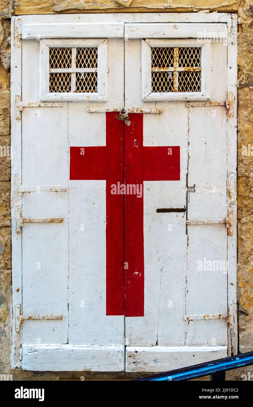 Croix rouge peinte à la porte, Vittoriosa (Birgu), les trois villes, Malte Banque D'Images