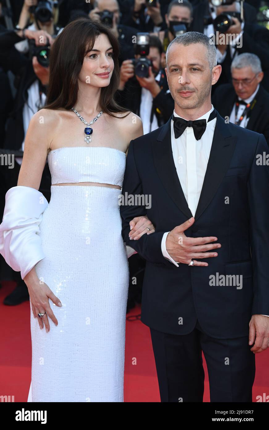 19th mai 2022. Cannes, France. Anne Hathaway et Jeremy Strong assistent à la première temps d'Armageddon, dans le cadre du Festival de Cannes 75th, Palais de Festival, Cannes. Crédit : Doug Peters/EMPICS/Alamy Live News Banque D'Images