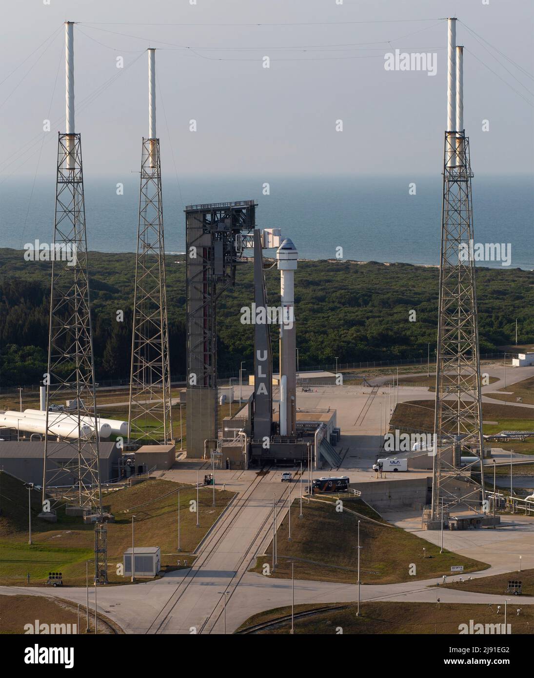 Cape Canaveral, États-Unis d'Amérique. 18 mai 2022. La fusée Atlas V de United Launch Alliance transportant le satellite Boeing CST-100 Starliner à bord du complexe spatial de lancement 41 avant la mission orbital Flight Test-2 à la station de la Force spatiale de Cape Canaveral, le 18 mai 2022 à Cape Canaveral, en Floride. L'essai en vol 2 sera le deuxième essai en vol non effectué et se mettra à quai à la Station spatiale internationale. Credit: Joel Kowsky/NASA/Alamy Live News Banque D'Images
