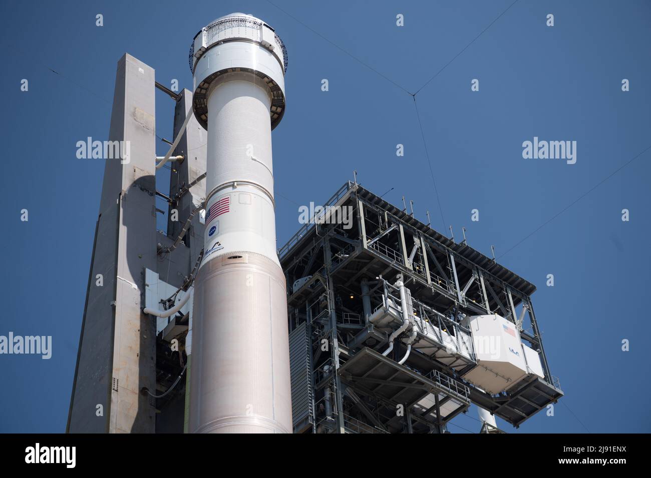Cape Canaveral, États-Unis d'Amérique. 18 mai 2022. La fusée Atlas V de United Launch Alliance transportant le vaisseau spatial Boeing CST-100 Starliner après son déploiement à partir de l'installation d'intégration verticale du complexe de lancement spatial 41 en préparation au lancement, le 18 mai 2022 à Cape Canaveral, en Floride. L'essai orbital Flight Test-2 sera le deuxième essai en vol non-crewed et sera amarré à la Station spatiale internationale et devrait se lever le 19th mai. Credit: Joel Kowsky/NASA/Alamy Live News Banque D'Images
