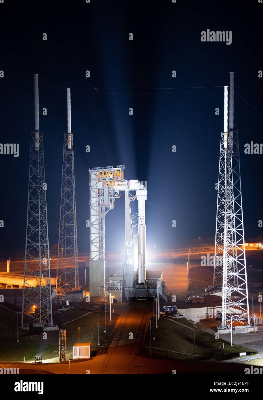 Cape Canaveral, États-Unis d'Amérique. 18 mai 2022. La fusée Atlas V de United Launch Alliance transportant le satellite Boeing CST-100 Starliner, illuminée par des projecteurs au complexe de lancement spatial 41 avant la mission orbital Flight Test-2 à la station de la Force spatiale de Cape Canaveral, le 18 mai 2022 à Cape Canaveral, en Floride. L'essai en vol 2 sera le deuxième essai en vol non effectué et se mettra à quai à la Station spatiale internationale. Credit: Joel Kowsky/NASA/Alamy Live News Banque D'Images