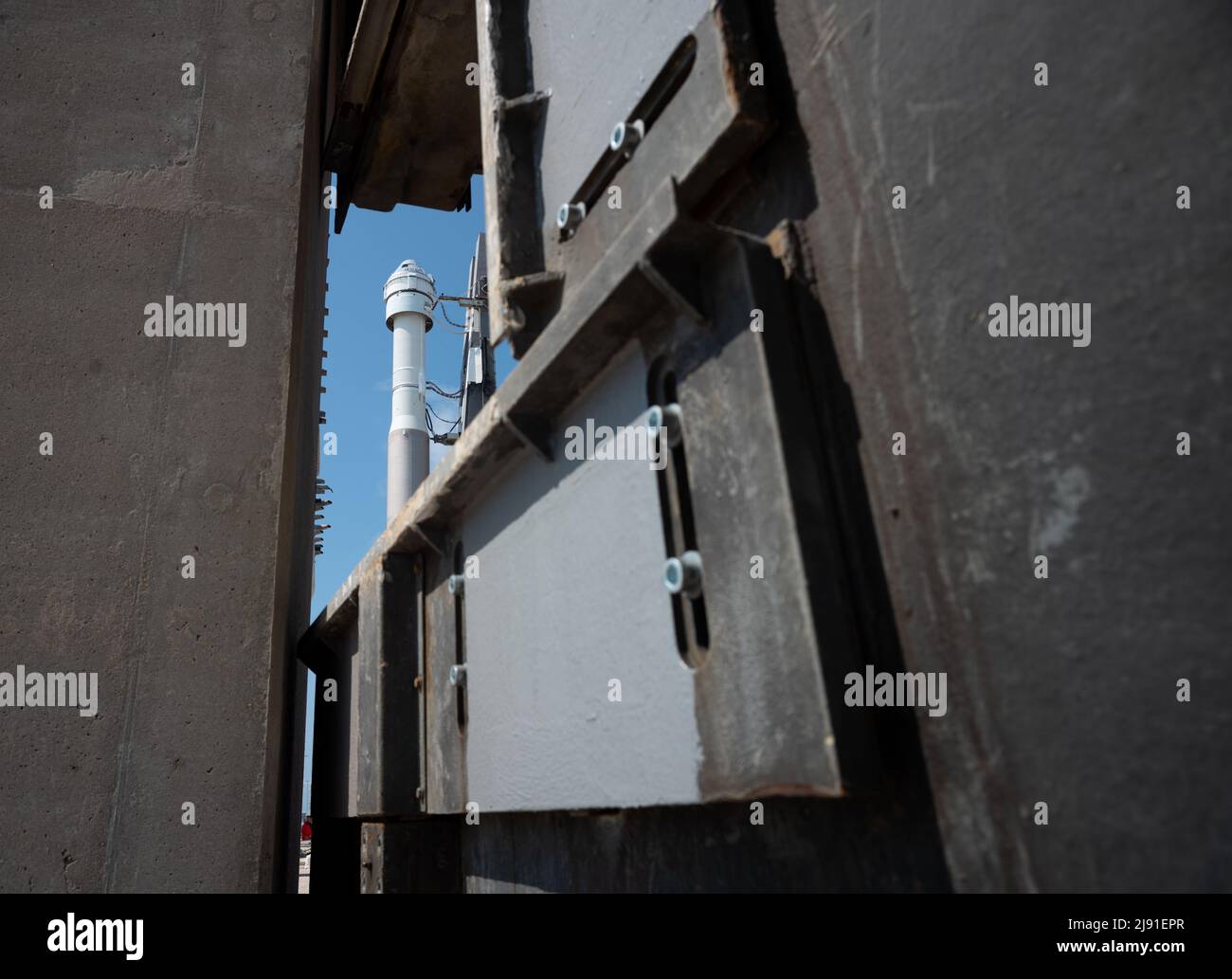 Cape Canaveral, États-Unis d'Amérique. 18 mai 2022. La fusée Atlas V de United Launch Alliance transportant le vaisseau spatial Boeing CST-100 Starliner après son déploiement à partir de l'installation d'intégration verticale du complexe de lancement spatial 41 en préparation au lancement, le 18 mai 2022 à Cape Canaveral, en Floride. L'essai orbital Flight Test-2 sera le deuxième essai en vol non-crewed et sera amarré à la Station spatiale internationale et devrait se lever le 19th mai. Credit: Joel Kowsky/NASA/Alamy Live News Banque D'Images