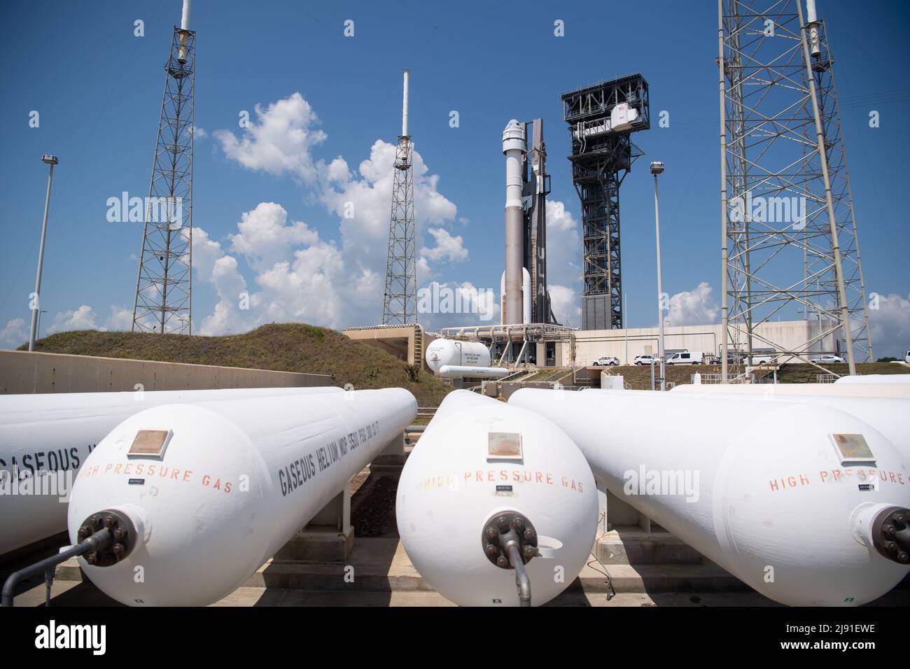 Cape Canaveral, États-Unis d'Amérique. 18 mai 2022. La fusée Atlas V de United Launch Alliance transportant le vaisseau spatial Boeing CST-100 Starliner après son déploiement à partir de l'installation d'intégration verticale du complexe de lancement spatial 41 en préparation au lancement, le 18 mai 2022 à Cape Canaveral, en Floride. L'essai orbital Flight Test-2 sera le deuxième essai en vol non-crewed et sera amarré à la Station spatiale internationale et devrait se lever le 19th mai. Credit: Joel Kowsky/NASA/Alamy Live News Banque D'Images