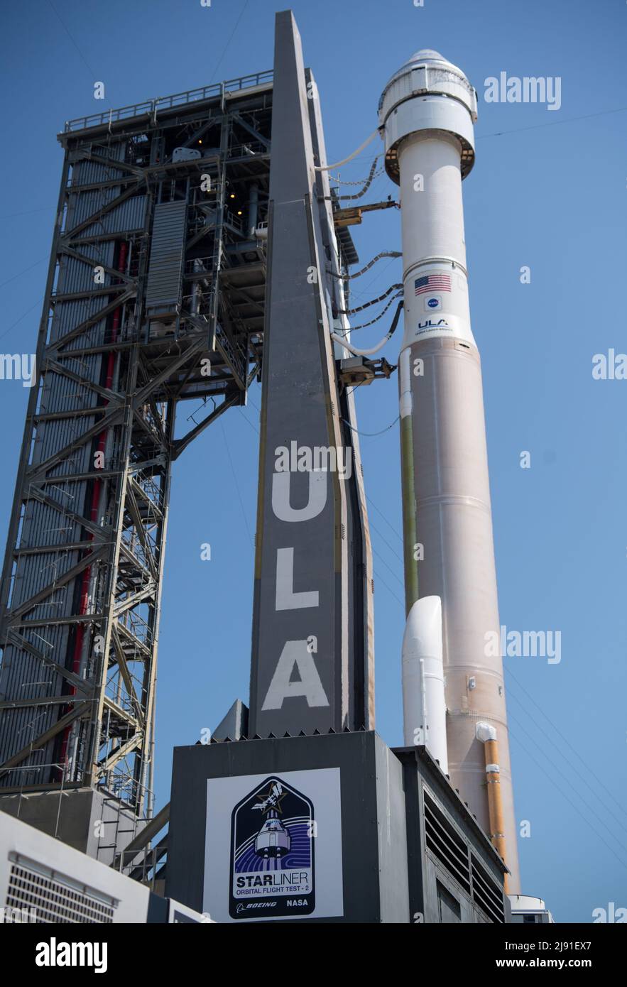Cape Canaveral, États-Unis d'Amérique. 18 mai 2022. La fusée Atlas V de United Launch Alliance transportant le vaisseau spatial Boeing CST-100 Starliner après son déploiement à partir de l'installation d'intégration verticale du complexe de lancement spatial 41 en préparation au lancement, le 18 mai 2022 à Cape Canaveral, en Floride. L'essai orbital Flight Test-2 sera le deuxième essai en vol non-crewed et sera amarré à la Station spatiale internationale et devrait se lever le 19th mai. Credit: Joel Kowsky/NASA/Alamy Live News Banque D'Images
