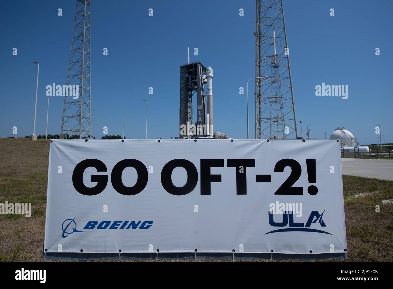 Cape Canaveral, États-Unis d'Amérique. 18 mai 2022. La fusée Atlas V de United Launch Alliance transportant le vaisseau spatial Boeing CST-100 Starliner après son déploiement à partir de l'installation d'intégration verticale du complexe de lancement spatial 41 en préparation au lancement, le 18 mai 2022 à Cape Canaveral, en Floride. L'essai orbital Flight Test-2 sera le deuxième essai en vol non-crewed et sera amarré à la Station spatiale internationale et devrait se lever le 19th mai. Credit: Joel Kowsky/NASA/Alamy Live News Banque D'Images