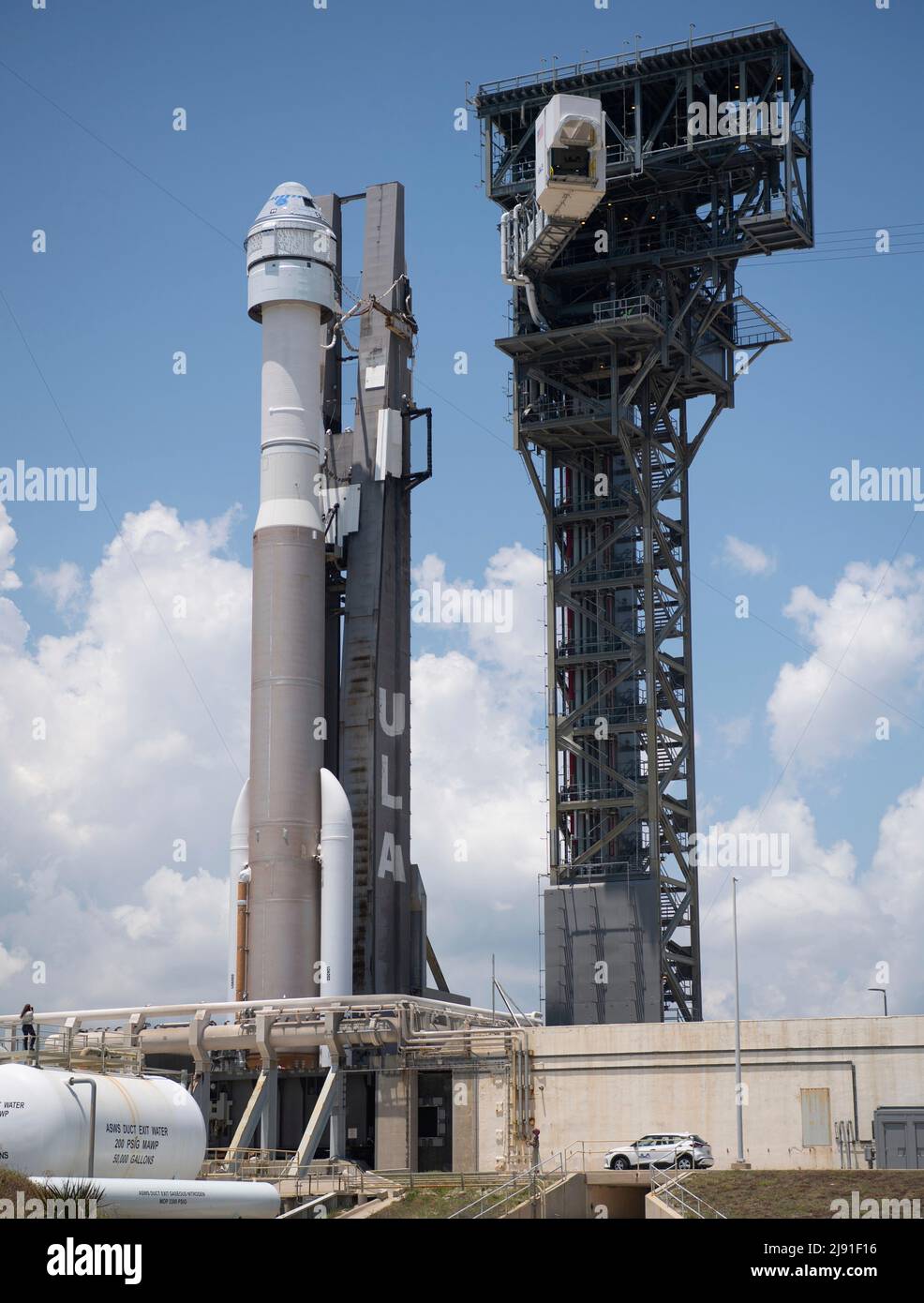 Cape Canaveral, États-Unis d'Amérique. 18 mai 2022. Le bras d'accès de l'équipage se met en place sur la fusée Atlas V de l'United Launch Alliance transportant le vaisseau spatial Boeing CST-100 Starliner à bord du complexe Space Launch 41 alors qu'il se prépare au lancement, le 18 mai 2022 à Cape Canaveral, en Floride. L'essai orbital Flight Test-2 sera le deuxième essai en vol non-crewed et sera amarré à la Station spatiale internationale et devrait se lever le 19th mai. Credit: Joel Kowsky/NASA/Alamy Live News Banque D'Images