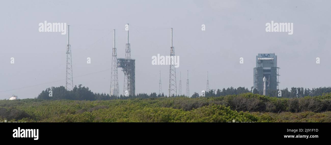 Cape Canaveral, États-Unis d'Amérique. 18 mai 2022. La fusée Atlas V de United Launch Alliance transportant le vaisseau spatial Boeing CST-100 Starliner commence à être lancée à partir de l'installation d'intégration verticale du complexe de lancement spatial 41 en préparation du lancement, le 18 mai 2022 à Cape Canaveral, en Floride. L'essai orbital Flight Test-2 sera le deuxième essai en vol non-crewed et sera amarré à la Station spatiale internationale et devrait se lever le 19th mai. Credit: Joel Kowsky/NASA/Alamy Live News Banque D'Images