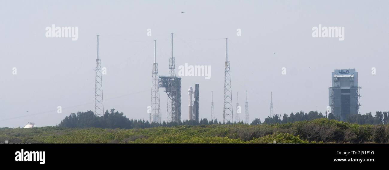 Cape Canaveral, États-Unis d'Amérique. 18 mai 2022. La fusée Atlas V de United Launch Alliance transportant le vaisseau spatial Boeing CST-100 Starliner commence à être lancée à partir de l'installation d'intégration verticale du complexe de lancement spatial 41 en préparation du lancement, le 18 mai 2022 à Cape Canaveral, en Floride. L'essai orbital Flight Test-2 sera le deuxième essai en vol non-crewed et sera amarré à la Station spatiale internationale et devrait se lever le 19th mai. Credit: Joel Kowsky/NASA/Alamy Live News Banque D'Images