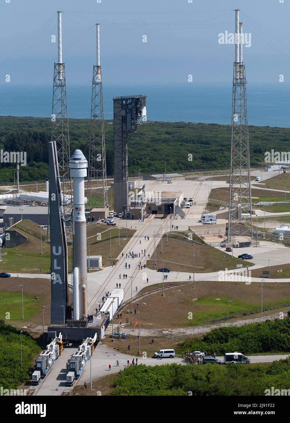 Cape Canaveral, États-Unis d'Amérique. 18 mai 2022. La fusée Atlas V de United Launch Alliance transportant le vaisseau spatial Boeing CST-100 Starliner sort de l'installation d'intégration verticale du complexe de lancement spatial 41 en vue du lancement, le 18 mai 2022 à Cape Canaveral, en Floride. L'essai orbital Flight Test-2 sera le deuxième essai en vol non-crewed et sera amarré à la Station spatiale internationale et devrait se lever le 19th mai. Credit: Joel Kowsky/NASA/Alamy Live News Banque D'Images