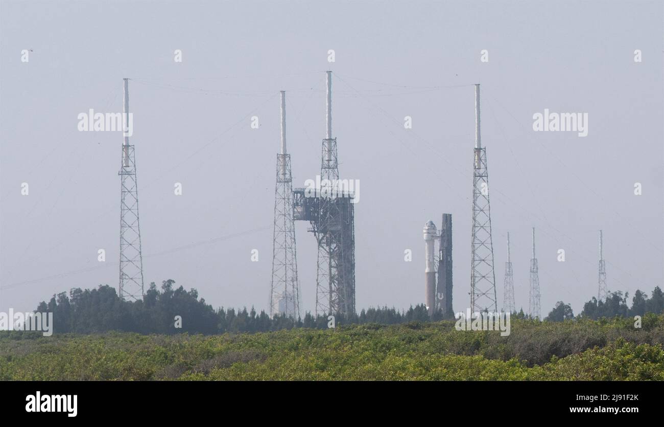 Cape Canaveral, États-Unis d'Amérique. 18 mai 2022. La fusée Atlas V de United Launch Alliance transportant le vaisseau spatial Boeing CST-100 Starliner commence à être lancée à partir de l'installation d'intégration verticale du complexe de lancement spatial 41 en préparation du lancement, le 18 mai 2022 à Cape Canaveral, en Floride. L'essai orbital Flight Test-2 sera le deuxième essai en vol non-crewed et sera amarré à la Station spatiale internationale et devrait se lever le 19th mai. Credit: Joel Kowsky/NASA/Alamy Live News Banque D'Images