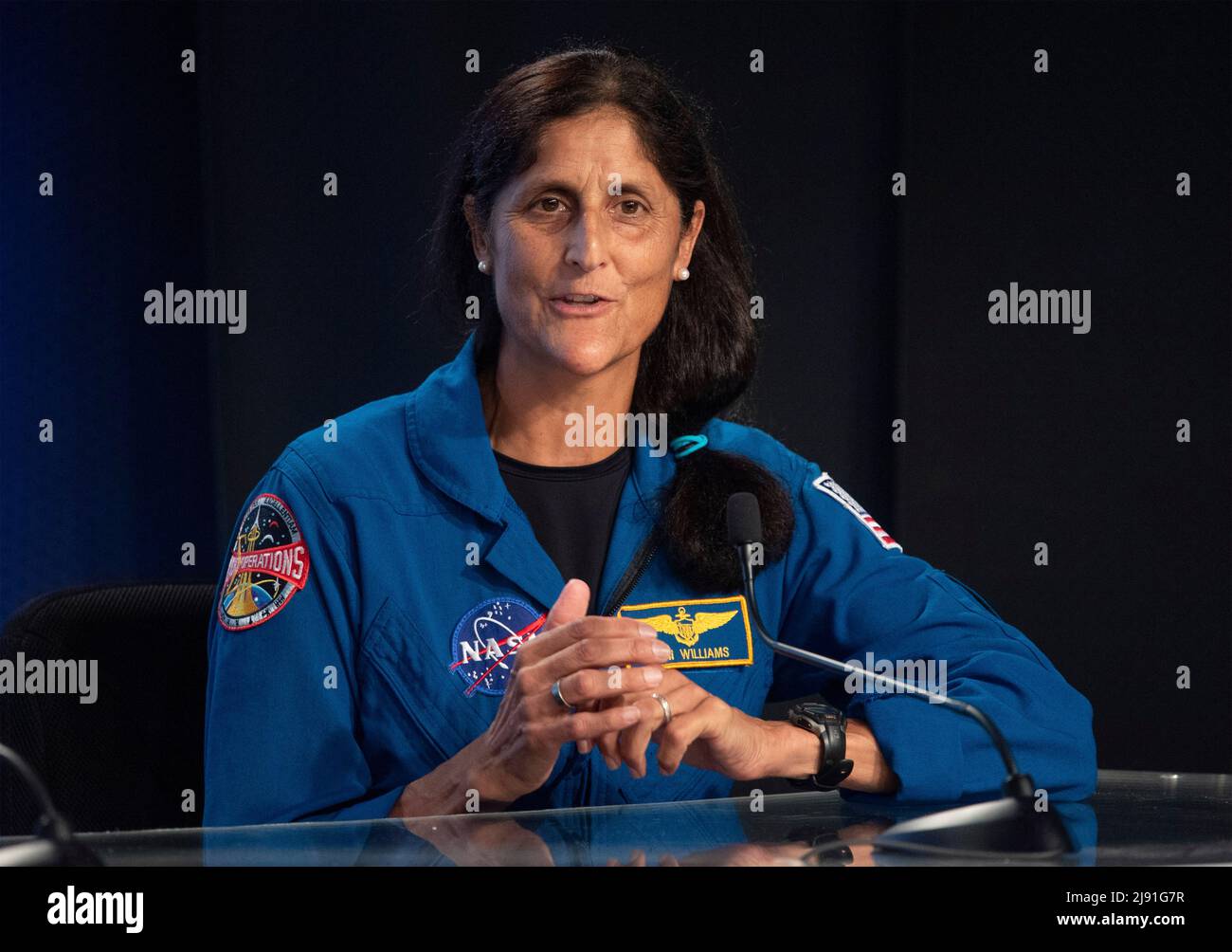 Cape Canaveral, États-Unis d'Amérique. 18 mai 2022. L'astronaute Suni Williams de la NASA répond à une question lors d'une conférence de presse avant le lancement de la fusée Atlas V United Launch Alliance transportant le Boeing CST-100 Starliner à bord du Kennedy Space Center, le 18 mai 2022 à Cape Canaveral, en Floride. L'essai orbital Flight Test-2 sera le deuxième essai en vol non-crewed et sera amarré à la Station spatiale internationale et devrait se lever le 19th mai. Credit: Joel Kowsky/NASA/Alamy Live News Banque D'Images