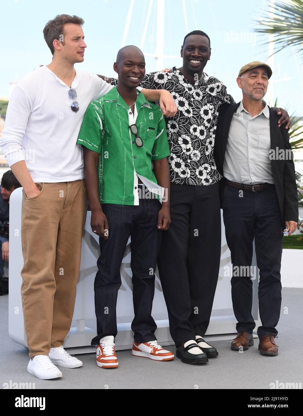 Cannes, France. 19th mai 2022. Les acteurs français Jonas Bloquet, Alassane Diong, le réalisateur Mathieu Vadepied et l'acteur Omar Sy assistent à l'appel photo pour le Père et le soldat au Palais des Festivals au Festival de Cannes 75th, en France, le jeudi 19 mai 2022. Photo de Rune Hellestad/ Credit: UPI/Alay Live News Banque D'Images