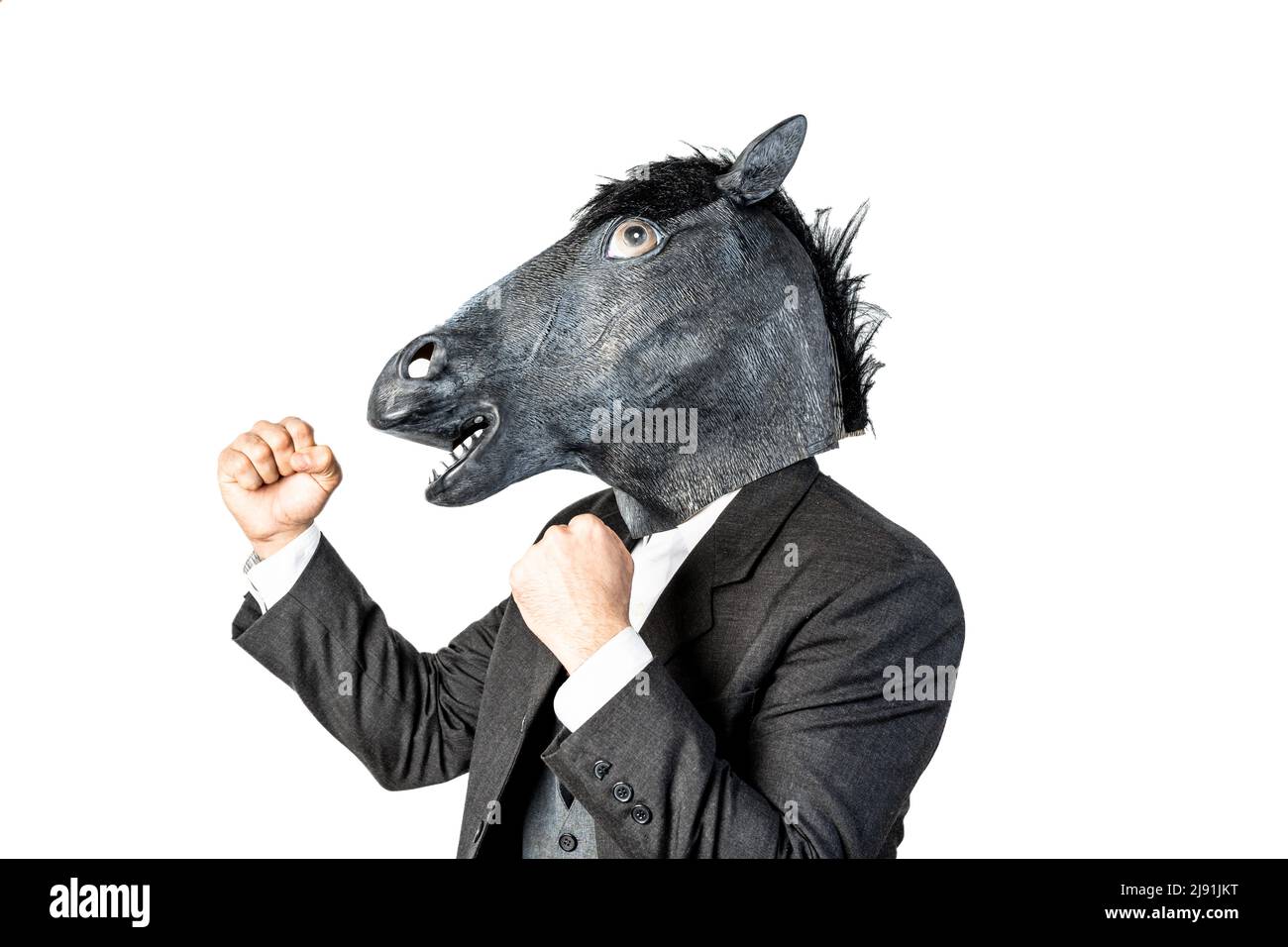 Homme de cheval faisant le geste de combat avec ses poings vers le haut Banque D'Images