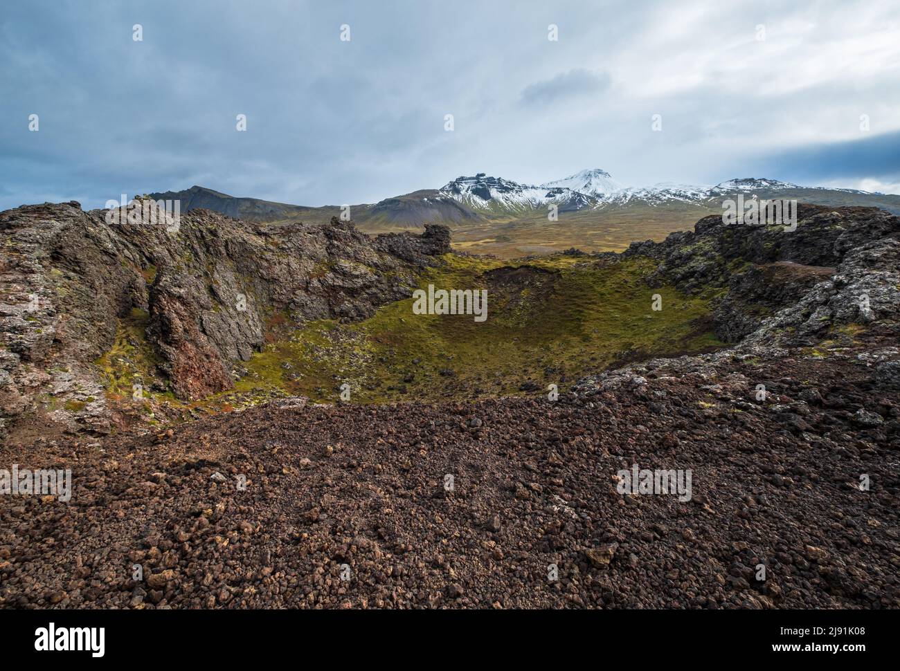 Vue volcanique spectaculaire depuis le cratère de Saxholl, péninsule de Snaefellsnes, Islande de l'Ouest. Le volcan enneigé de Snaefellsjokull est de loin. Banque D'Images