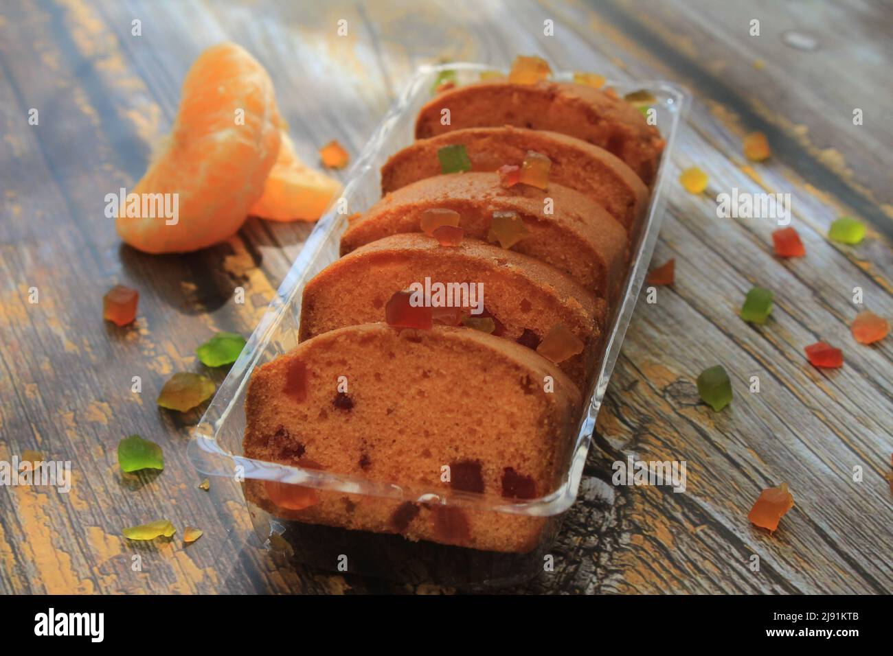 Tutti frutti maison gâteau aux fruits confits sur table et fond coloré pour Noël Banque D'Images