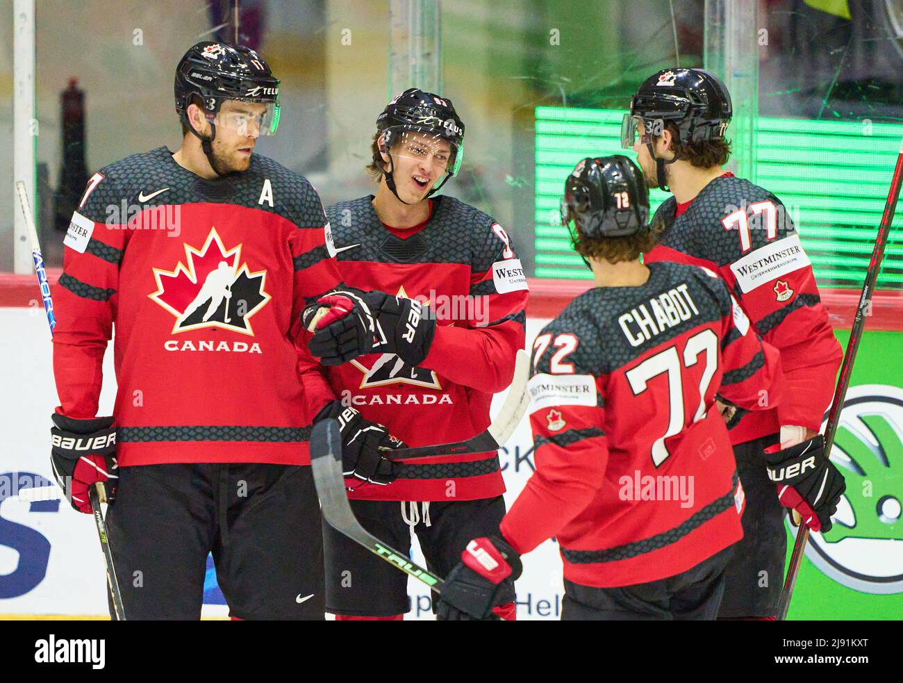 Adam Lowry Nr. 17 (L) du Canada célèbre son but, heureux, rire, célébration, dans le match CANADA - KAZAKHSTAN du CHAMPIONNAT DU MONDE DE HOCKEY SUR GLACE de l'IIHF Groupe B à Helsinki, Finlande, le 19 mai 2022, saison 2021/2022 © Peter Schatz / Alamy Live News Banque D'Images