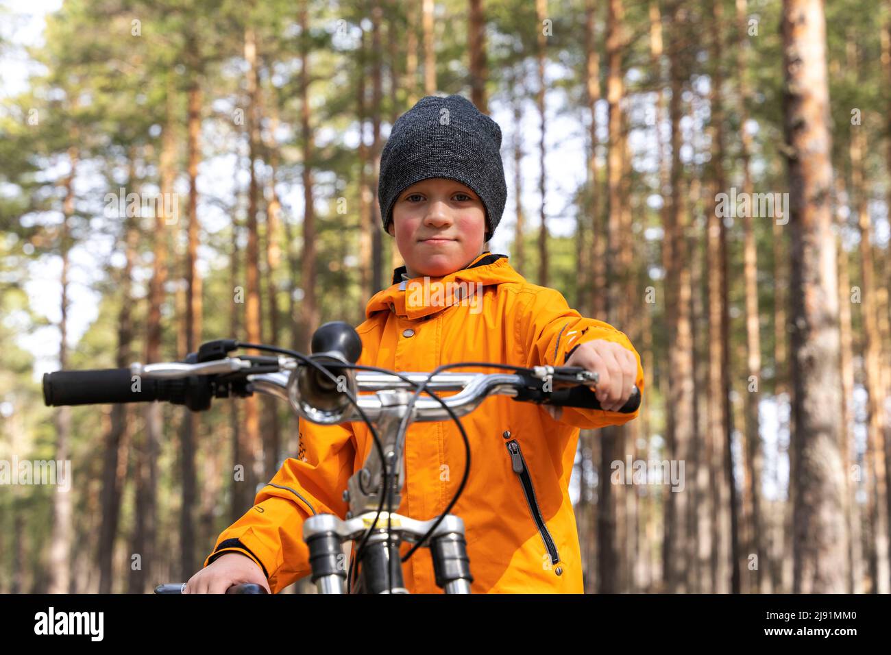 happy preschooler fait un tour à vélo dans le parc sur une piste cyclable Banque D'Images