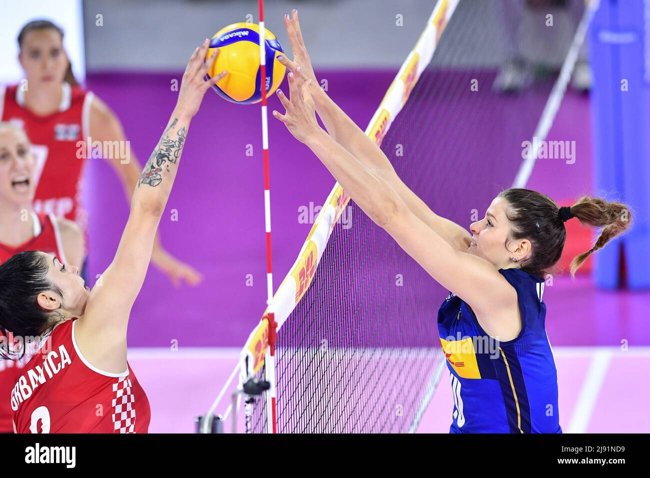 Pala Wanny, Florence, Italie, 19 mai 2022, Cristina Chirichella (Italie) et Mika Grbavica (Croatie) pendant le match de Test - femmes Italie contre femmes Croatie - Volleyball Banque D'Images