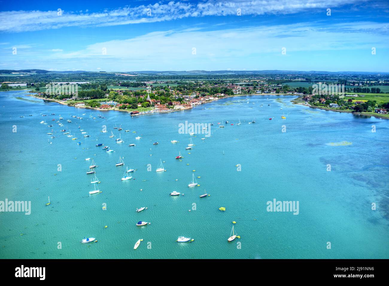 Vue aérienne de Bosham une destination de voile populaire dans le West Sussex, Angleterre avec des bateaux à voile ancrés dans l'estuaire pittoresque. Banque D'Images