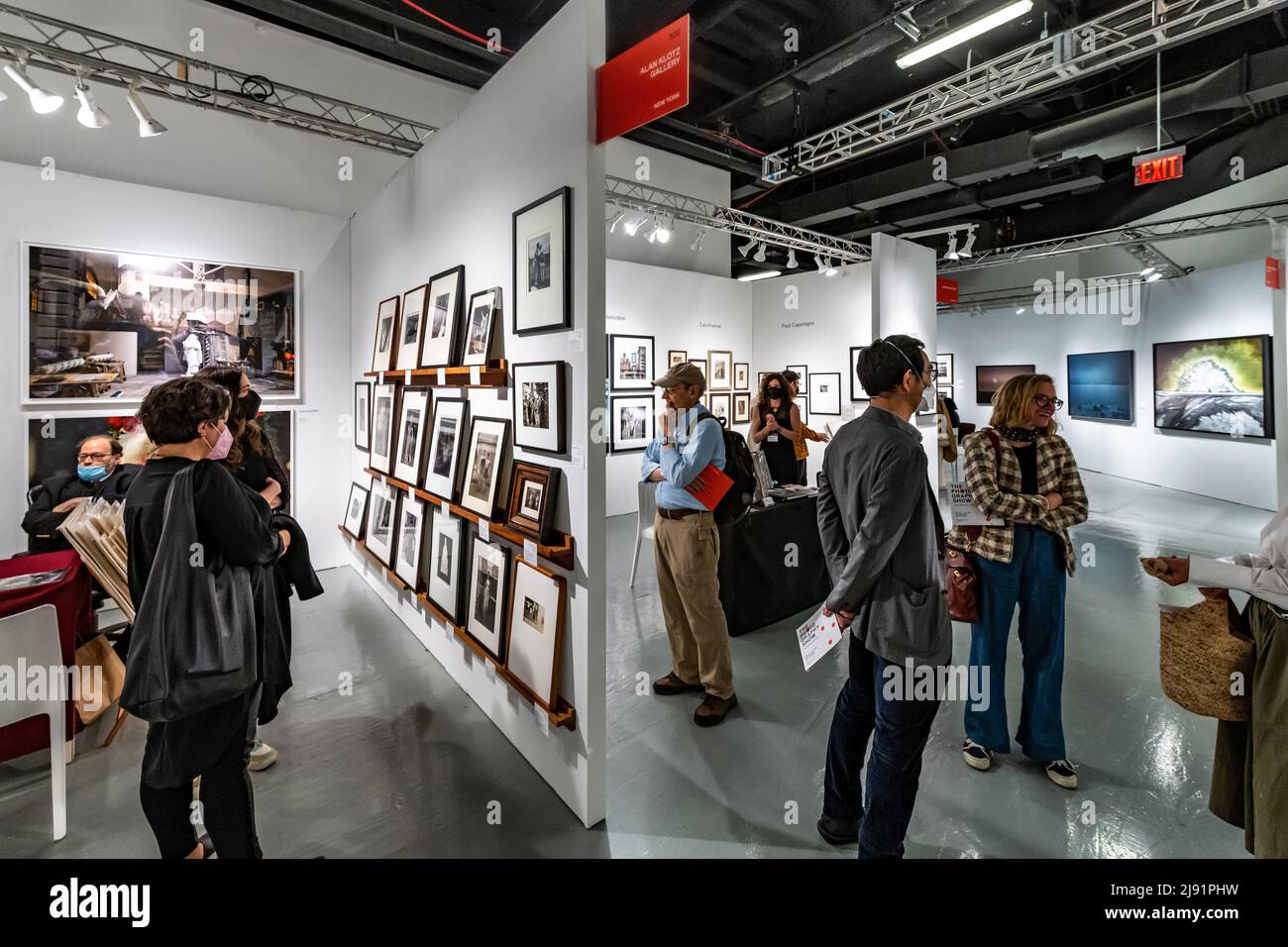 New York, États-Unis. 19th mai 2022. Les visiteurs assistent à la journée d'ouverture du salon de la photographie présenté par l'AIPAD (Association of International Photography Art Dealers) à New York. Le spectacle réunit 49 des plus grandes galeries de photographie d'art au monde. Credit: Enrique Shore/Alay Live News Banque D'Images