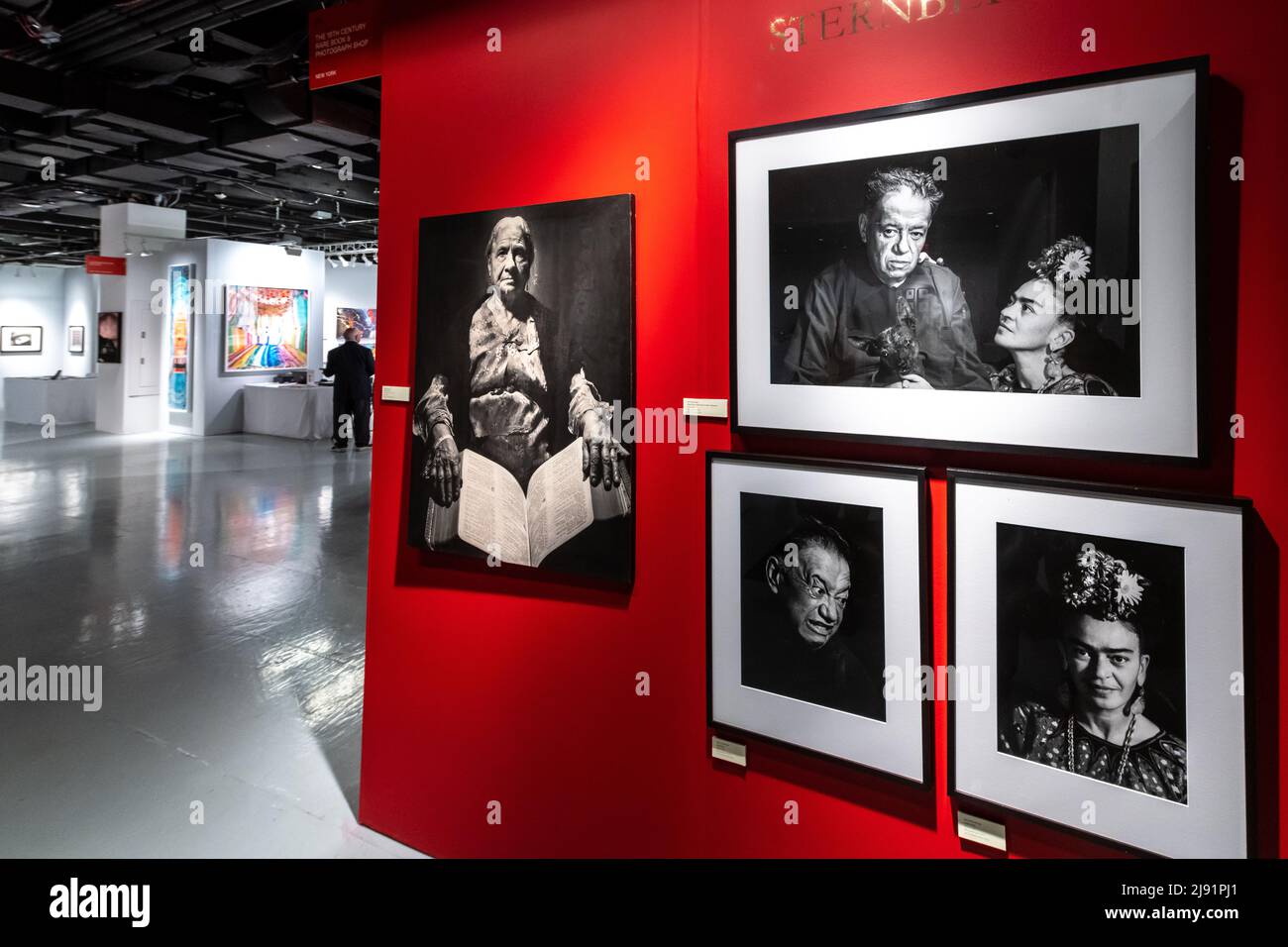 New York, États-Unis. 19th mai 2022. Des photos d'époque de Diego Rivera et Frida Kahlo de Marcel Sternberger sont exposées au salon de la photographie présenté par l'AIPAD (Association of International Photography Art Dealers), qui a ouvert ses portes aujourd'hui à New York. Le spectacle réunit 49 des plus grandes galeries de photographie d'art au monde. Credit: Enrique Shore/Alay Live News Banque D'Images
