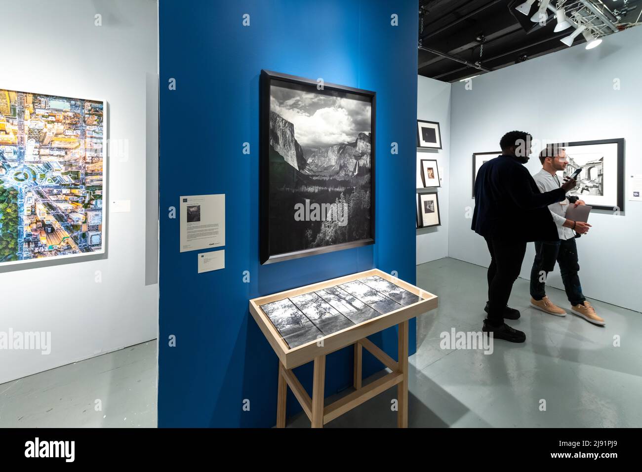 New York, États-Unis. 19th mai 2022. Un tirage original rare d'époque par le photographe américain Ansel Adams est exposé au salon de la photographie présenté par l'AIPAD (Association of International Photography Art Dealers) qui a ouvert aujourd'hui à New York. Le spectacle réunit 49 des plus grandes galeries de photographie d'art au monde. Credit: Enrique Shore/Alay Live News Banque D'Images