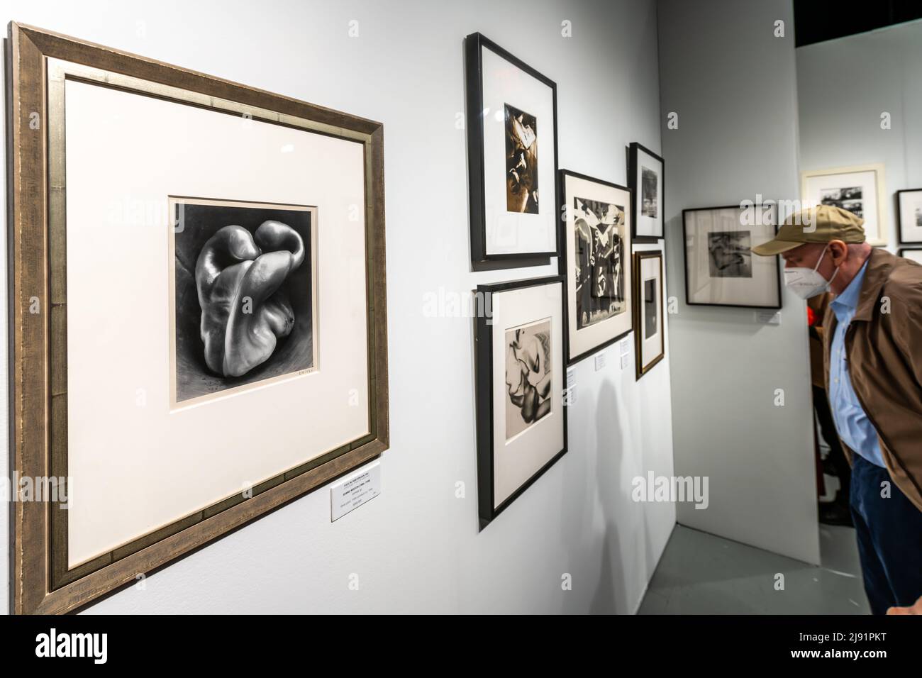New York, États-Unis. 19th mai 2022. Les visiteurs admirent des reproductions originales d'époque d'Edward Weston et d'autres artistes au salon de la photographie présenté par l'AIPAD (Association of International Photography Art Dealers) ouvert aujourd'hui à New York. Le spectacle réunit 49 des plus grandes galeries de photographie d'art au monde. Credit: Enrique Shore/Alay Live News Banque D'Images