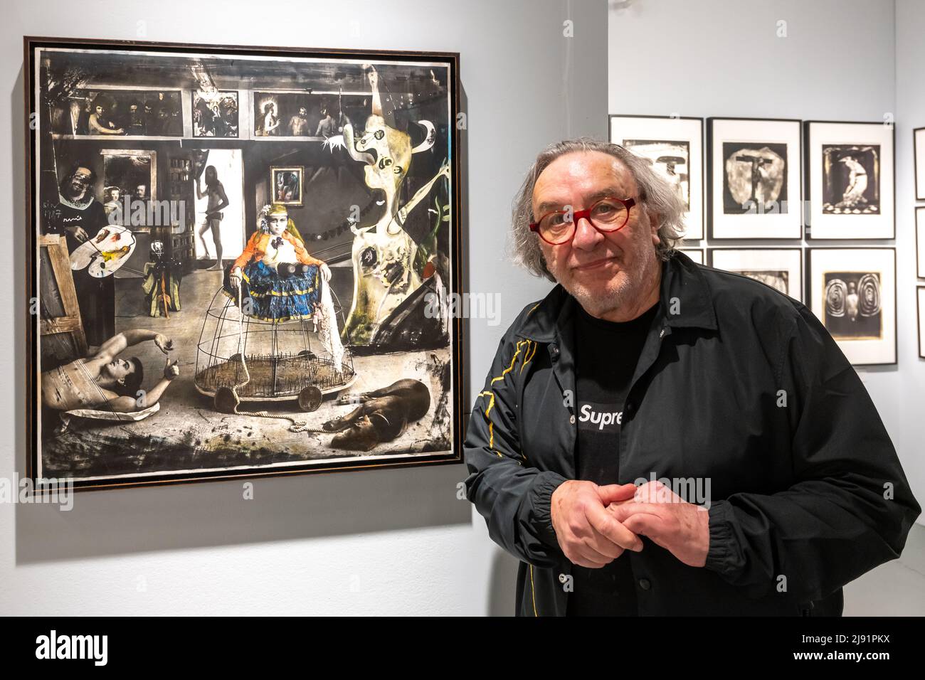 New York, États-Unis. 19th mai 2022. L'artiste américain Joel-Peter Witkin pose à côté de son œuvre 'Las Meninas (Self-Portrait After Velázquez)' lors de la journée d'ouverture du salon de la photographie présenté par l'AIPAD (Association internationale des marchands d'art photographique) à New York. Le spectacle réunit 49 des plus grandes galeries de photographie d'art au monde. Credit: Enrique Shore/Alay Live News Banque D'Images