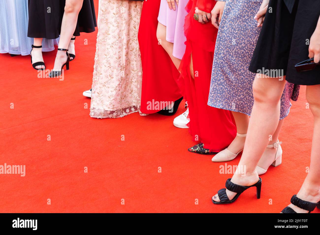 Pieds de proéminent invités, les filles se tiennent sur un tapis rouge, photo de gros plan Banque D'Images