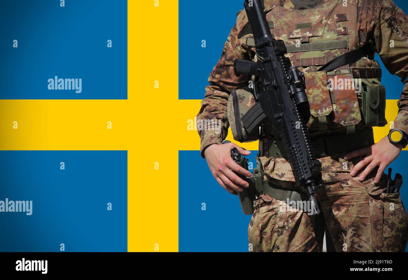 Drapeau suédois avec le soldat comme toile de fond , concept d'Armée . Banque D'Images