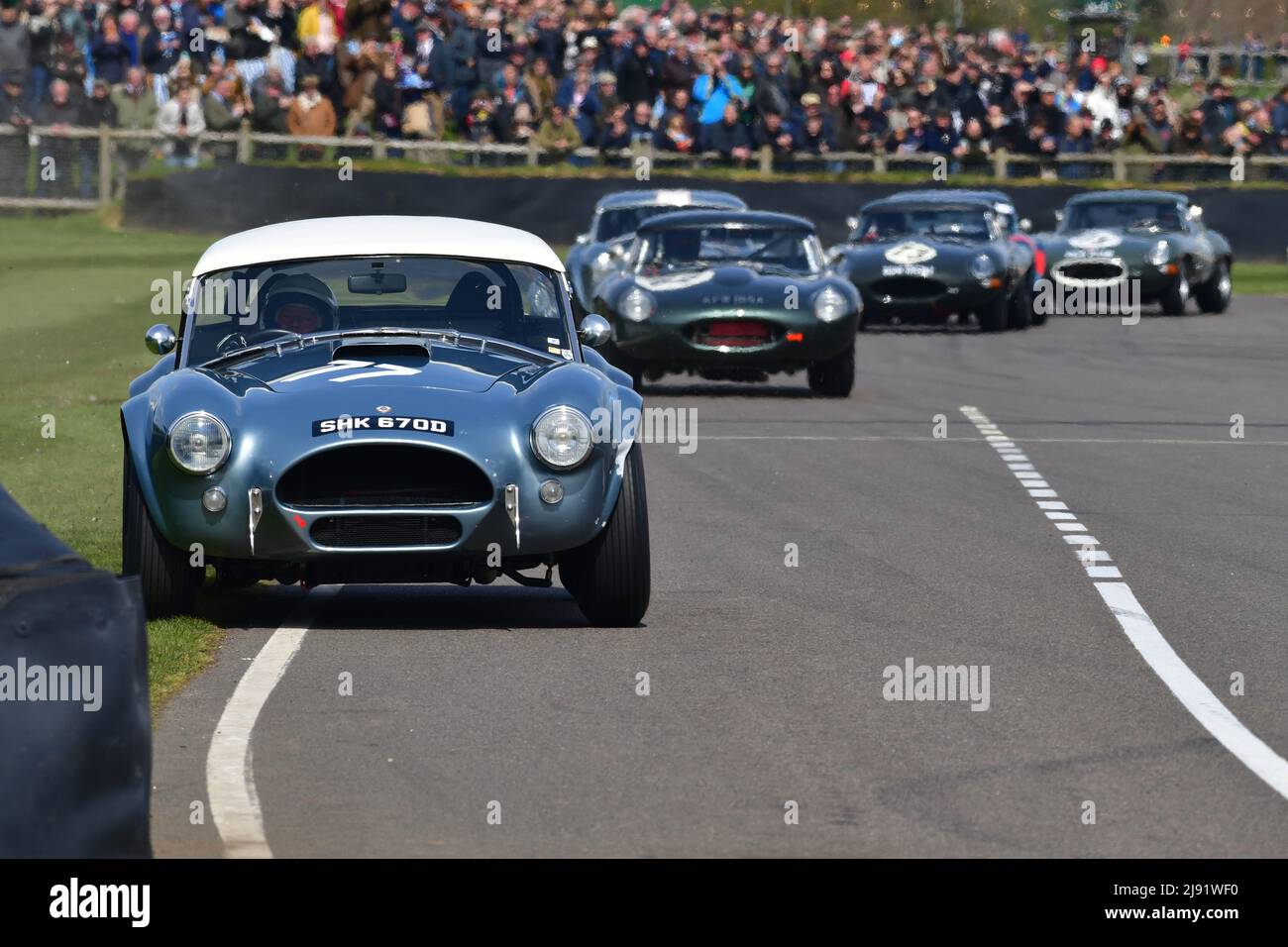 Se rapprocher un peu de la barrière d'entrée de la fosse à ce point, Joe Twyman, Gary Pearson, AC Cobra, Graham Hill Trophy, une course de 45 minutes à deux pilotes pour ex Banque D'Images