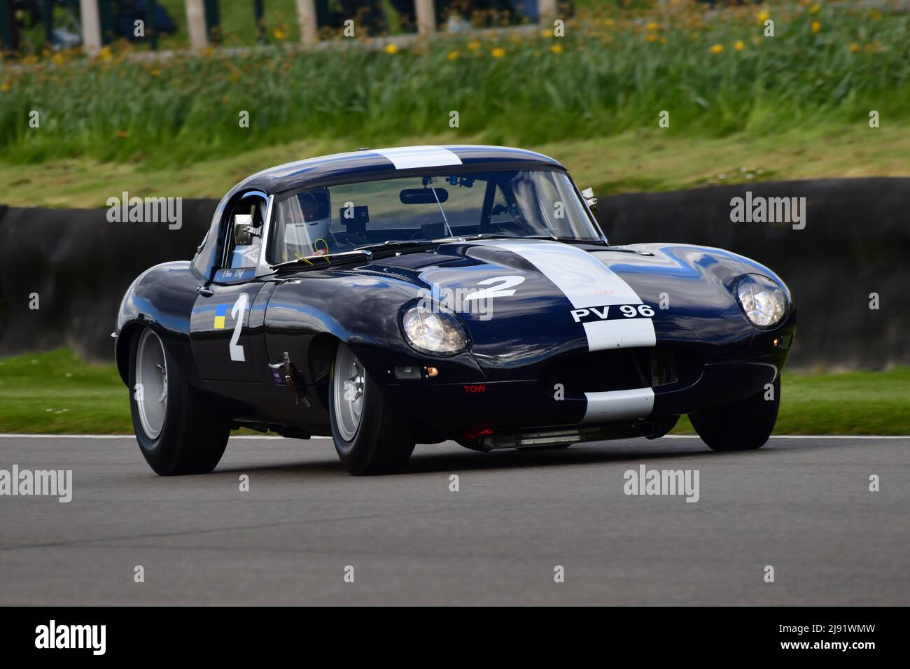 Rob Huff, Chris Lillingston-Price, Jaguar E-Type FHC, Graham Hill Trophy, une course de 45 minutes pour deux pilotes pour des exemples de prototype et Cockpit GT fermé Banque D'Images