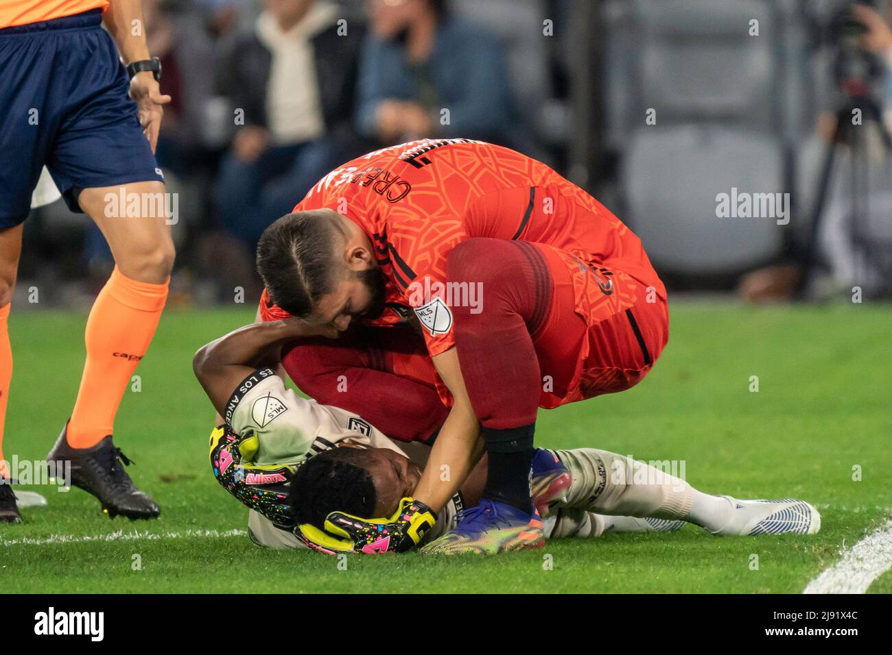 Le gardien de but de la LAF Maxime Crépeau (16) offre un confort en avant Latif Blessing (7) après avoir blessé son genou lors d'un match MLS contre le FC Austin, mercredi, M Banque D'Images