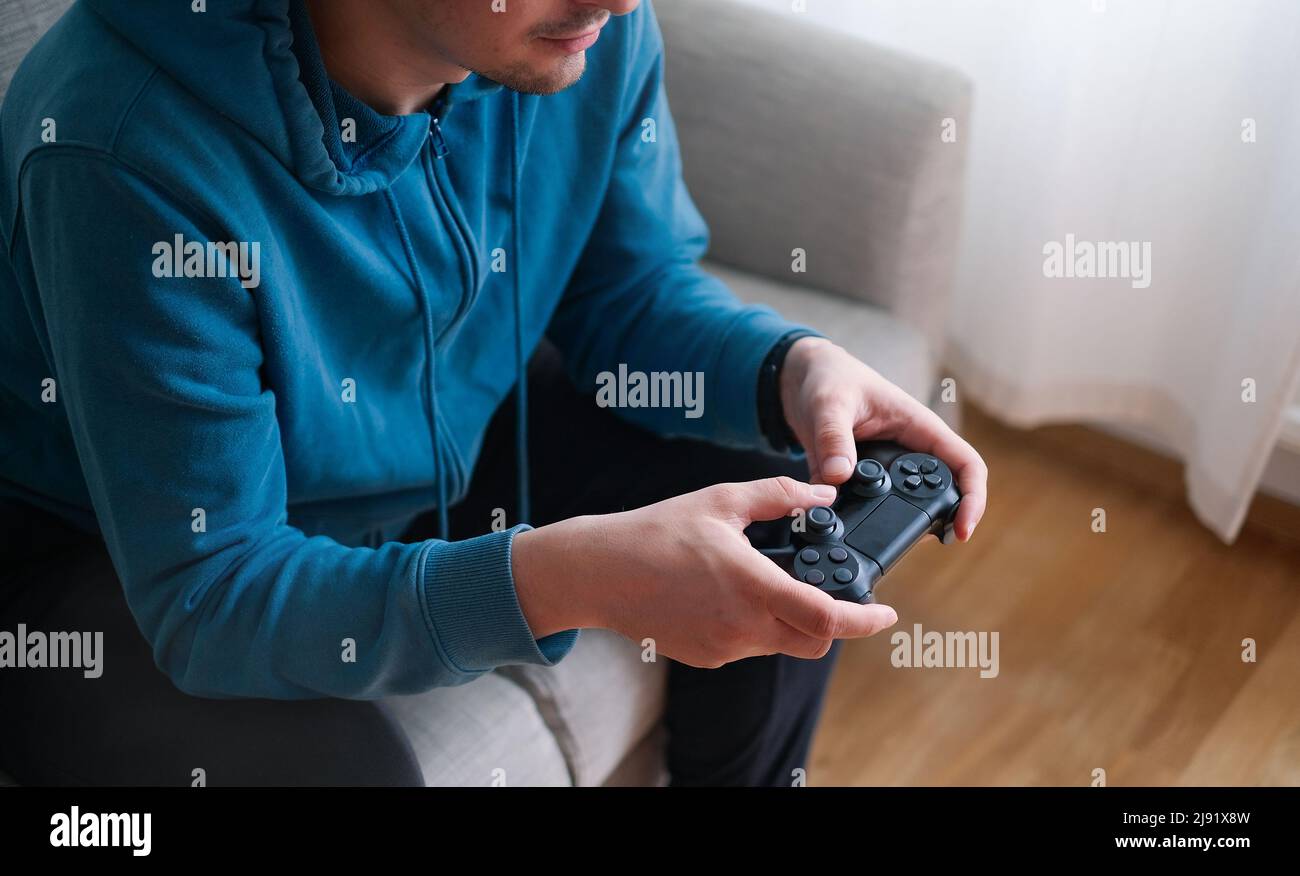 Joystick pour console de jeu dans les mains de l'homme.le concept de loisirs et de divertissement Banque D'Images