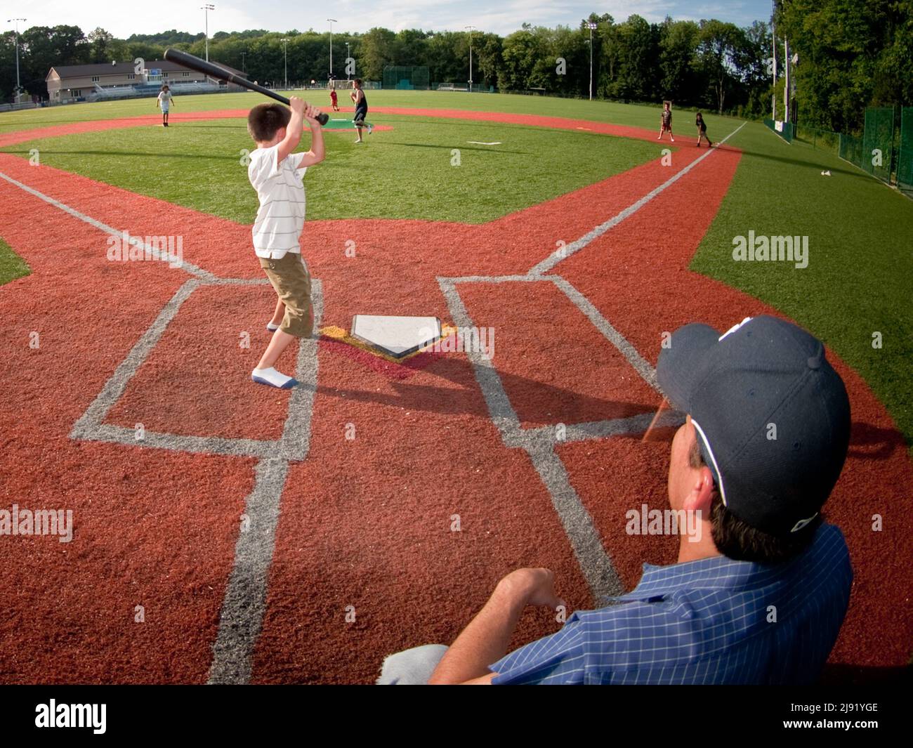 Jeu de base-ball pour enfants au POV de la plaque d'accueil Banque D'Images