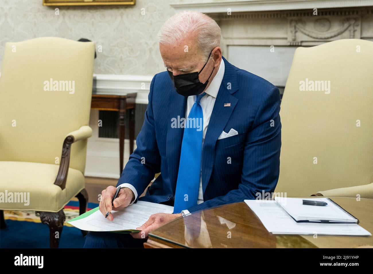Washington, États-Unis d'Amérique. 18th mai 2022. Washington, États-Unis d'Amérique. 18 mai 2022. Le président américain Joe Biden signe la Defense production Act et l'opération Fly Formula pour accélérer la fabrication et l'importation de préparations pour nourrissons afin de soulager la pénurie actuelle dans le Bureau ovale de la Maison Blanche, le 18 mai 2022 à Washington, DC Credit: Adam Schultz/White House photo/Alay Live News Banque D'Images