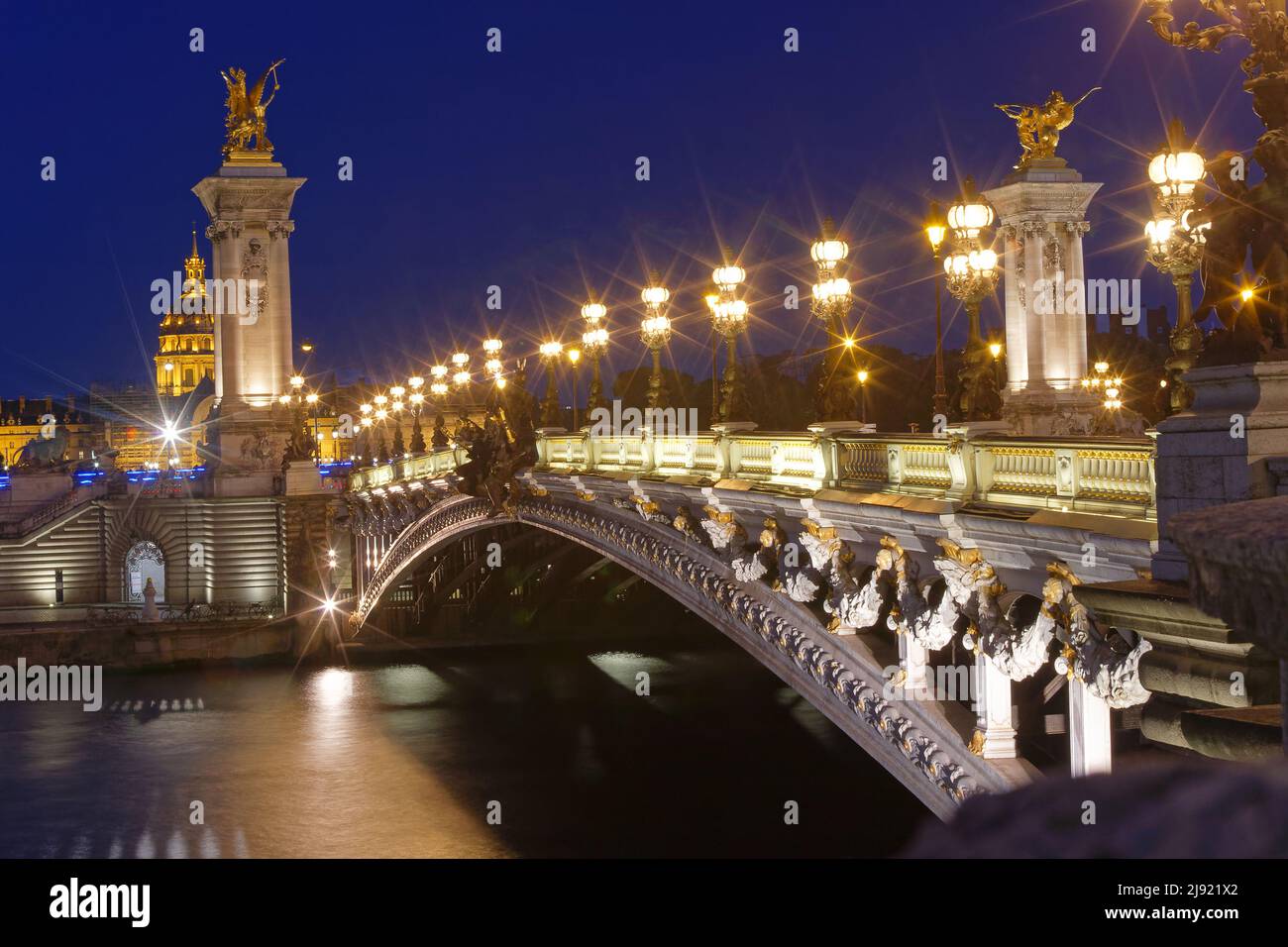 Le pont Alexandre III est un pont en arc pont qui enjambe la Seine à Paris. Il est largement considéré comme le plus fleuri, pont extravagants dans la ville Banque D'Images
