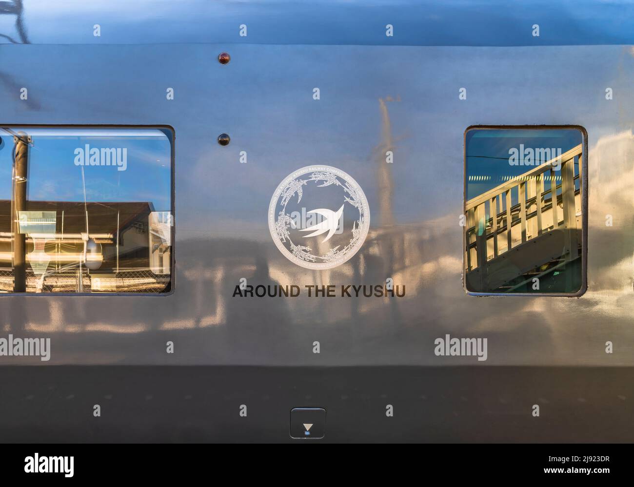 kyushu, japon - décembre 10 2021 : logo de la compagnie de chemin de fer Kyushu avec la phrase anglaise autour du kyushu sur le JR Kyushu Limited Express 787 Banque D'Images