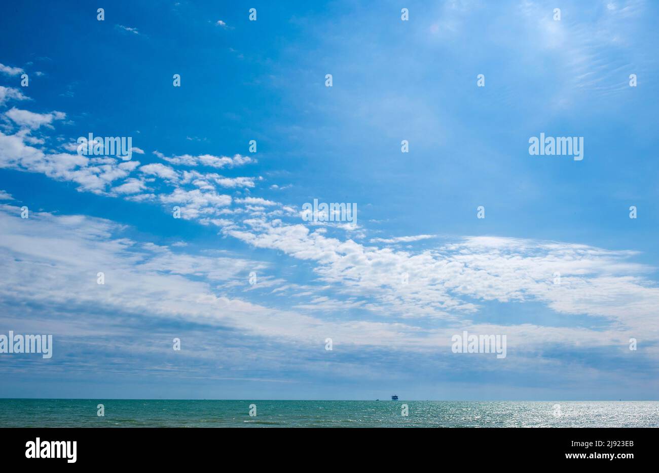 Engin de forage sur la côte Adriatique au large de Civitanova, province de Macerata, Marche, Italie Banque D'Images