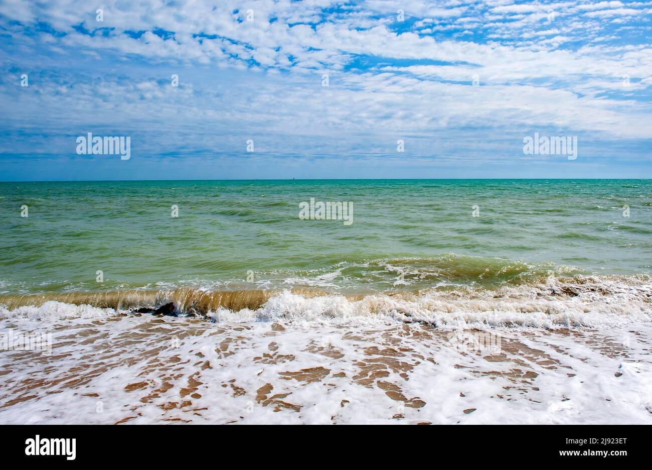 Mer sur la côte Adriatique au large de Civitanova, province de Macerata, Marche, Italie Banque D'Images