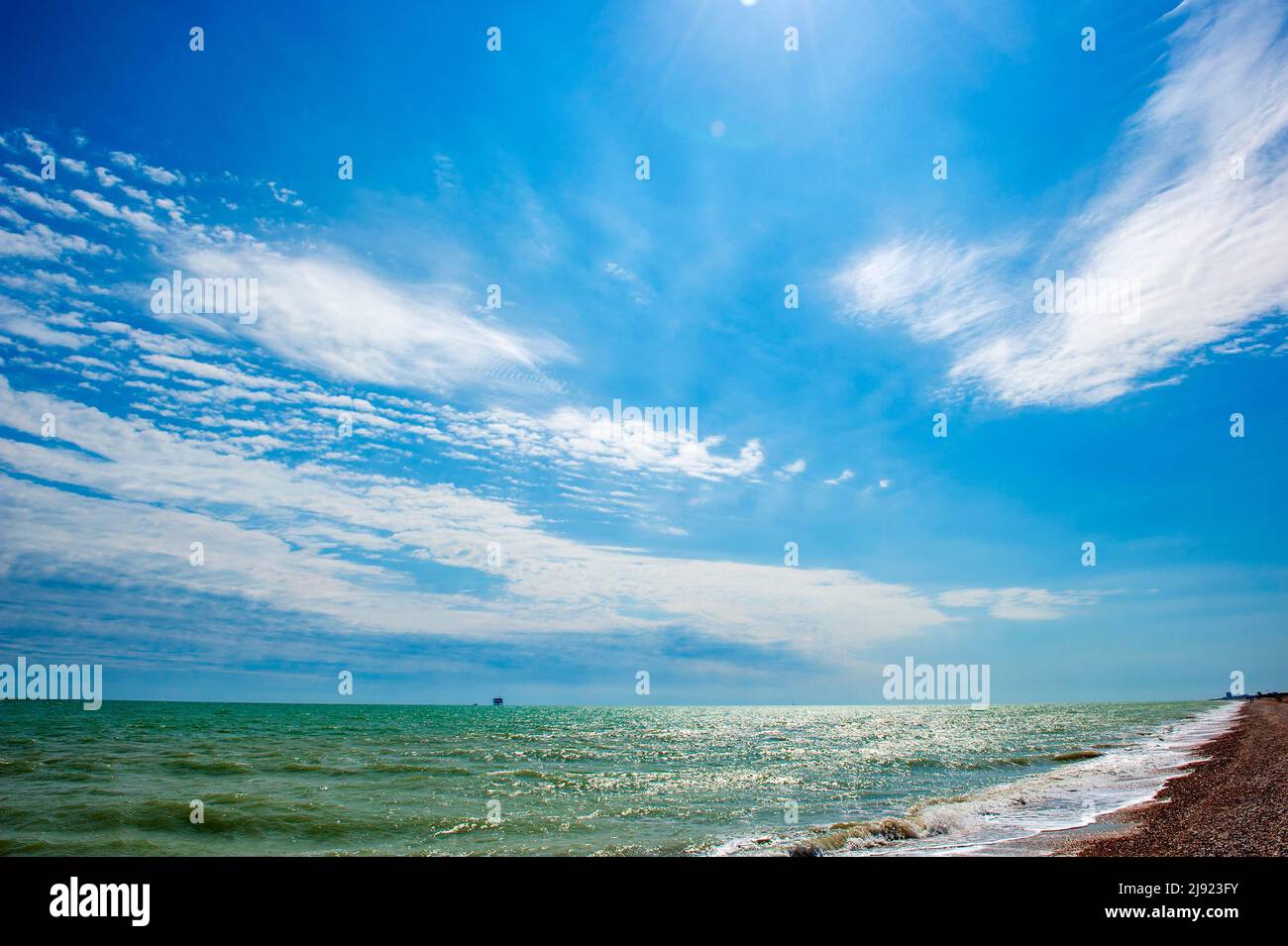Plage sur la côte Adriatique en face de Civitanova, dans la plate-forme pétrolière centrale, province de Macerata, Marche, Italie Banque D'Images