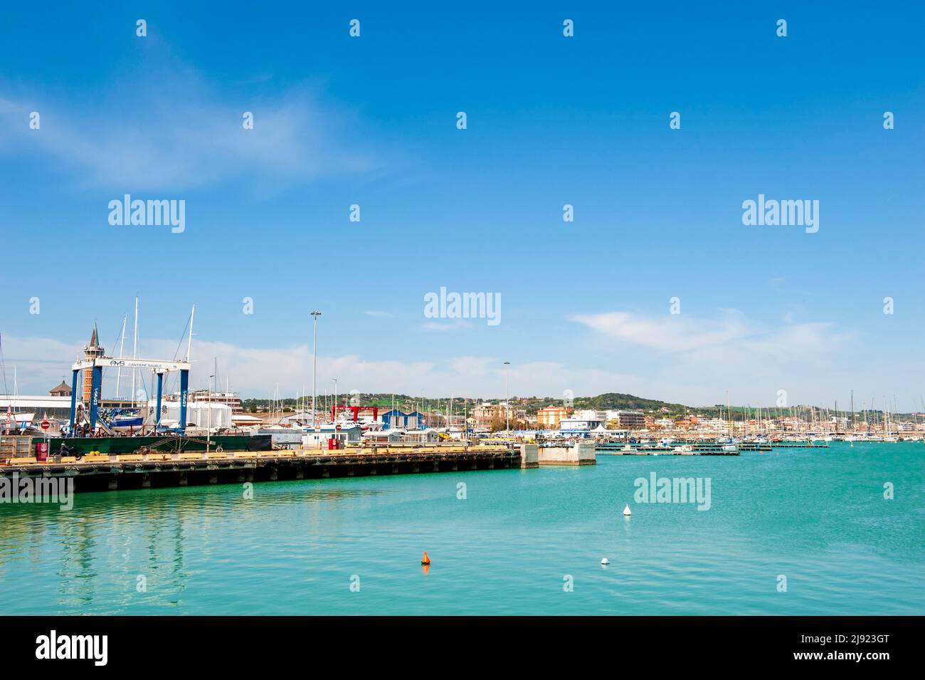 Chantier naval et port de Civitanova sur la côte Adriatique, province de Macerata, Marche, Italie Banque D'Images