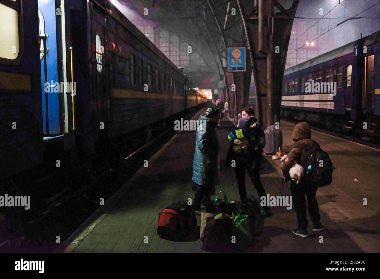 Lviv, Ukraine. 4th avril 2022. Les réfugiés de Marioupol arrivent la nuit à la gare de Lviv. Chaque jour, des personnes déplacées de toute l'Ukraine fuyant des zones de combat ou des territoires occupés par l'armée russe cherchent refuge dans l'ouest de l'Ukraine ou à l'étranger. La Russie a envahi l'Ukraine le 24 février 2022, déclenchant la plus grande attaque militaire en Europe depuis la Seconde Guerre mondiale (Image de crédit : © Rick Mave/SOPA Images via ZUMA Press Wire) Banque D'Images