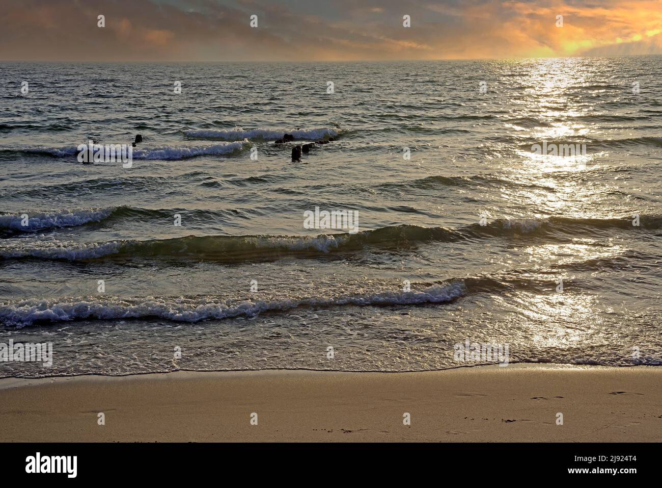Mer du Nord sur la plage de Rantum au coucher du soleil, Sylt, Iles frisonnes du Nord, Frise du Nord, Schleswig-Holstein, Allemagne Banque D'Images