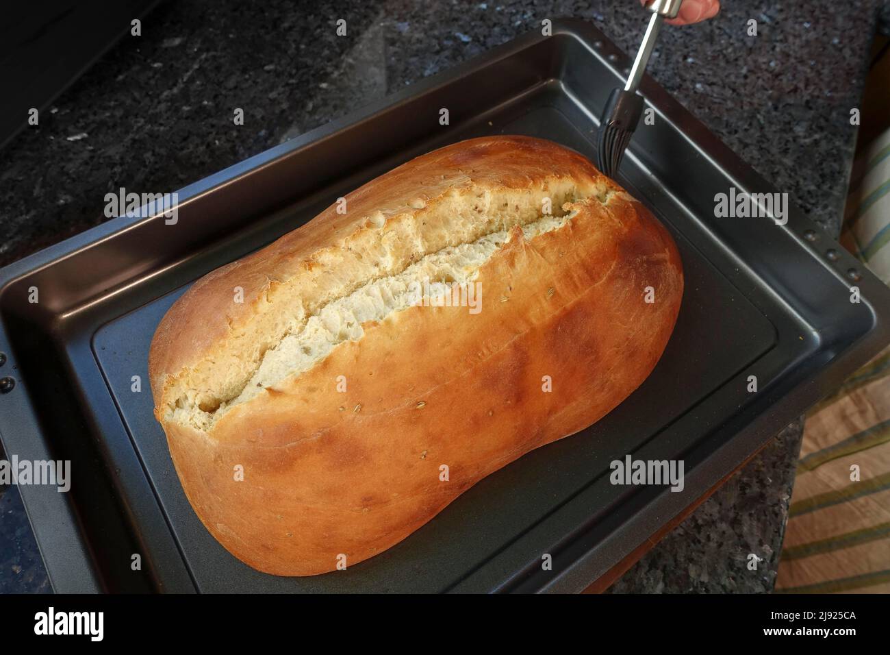 Cuisine souabe, préparation Ulmer Zuckerbrot, pâte de levure douce aux graines de fenouil, cuit, tartiner le pain avec de l'eau de rose, pinceau Banque D'Images