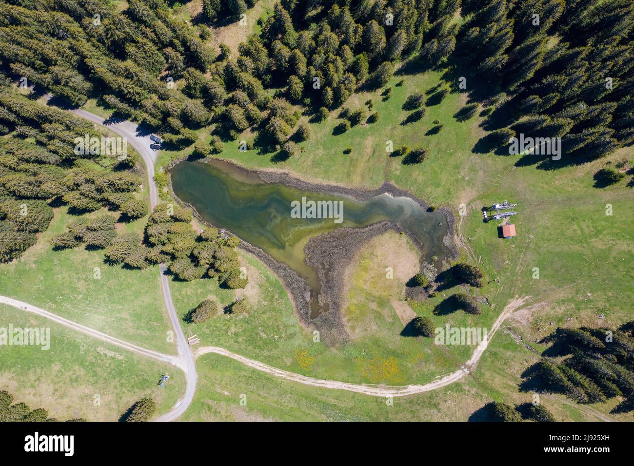 Vue panoramique sur un petit étang dans les montagnes du Valais, en Suisse Banque D'Images