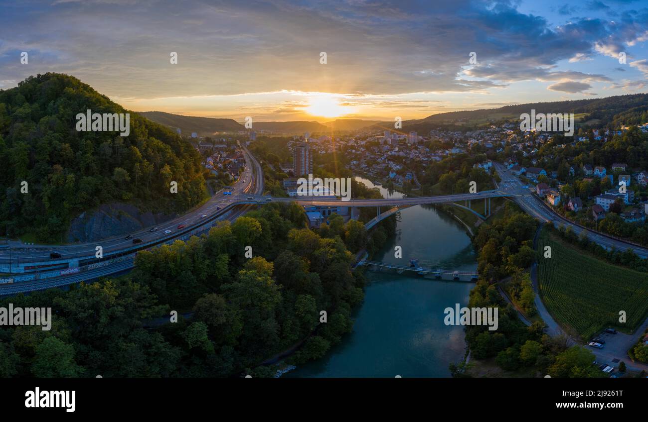 Vue aérienne au coucher du soleil sur le pont Limmat de Baden à Obersiggenthal dans le canton d'Argau, Suisse Banque D'Images