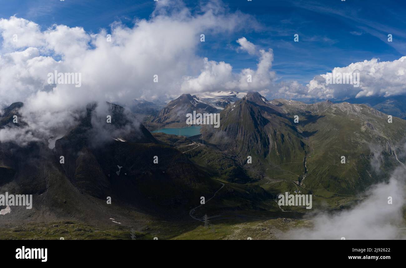 Vue aérienne au-dessus du col de Nufenen dans les montagnes suisses avec le lac Griessee, canton Valais, Suisse Banque D'Images