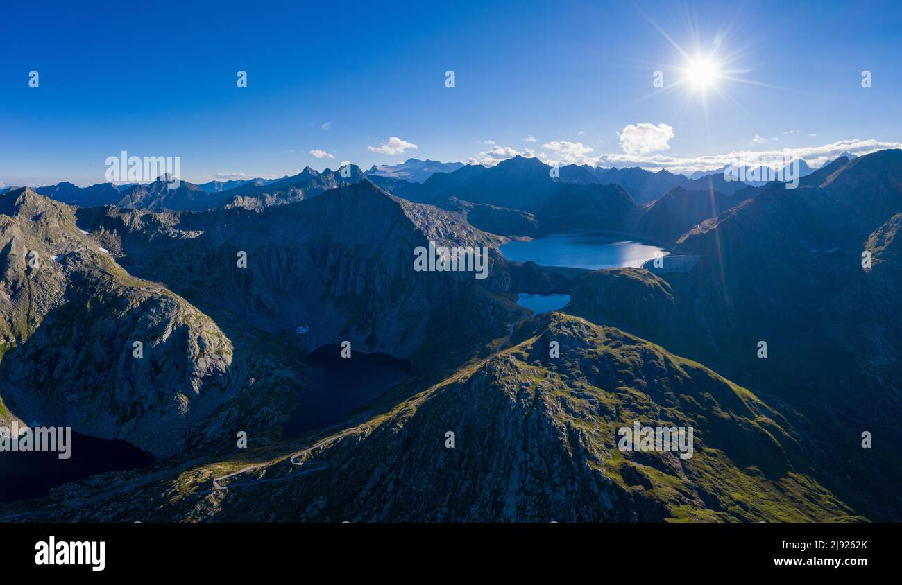 Vue aérienne du Lago del Naret, du Lago Scuro, du Lago Superiore et du Lago di Sassolo à Val Sambuco, dans le canton du Tessin, en Suisse Banque D'Images